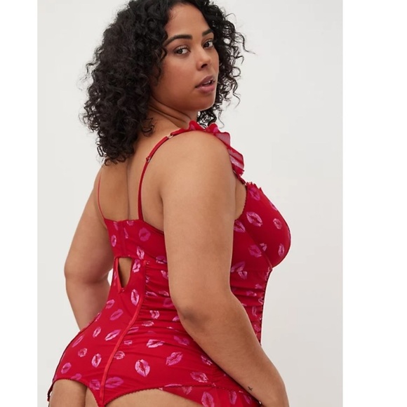 NWT TORRID 2pc SET - LIPS PRINT MERRYWIDOW AND SKIRTED THONG - Picture 2 of 6